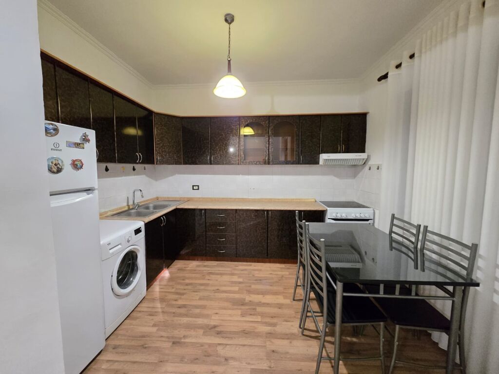 Shitet - Apartament 1+1 tek Shkolla Bashkuar