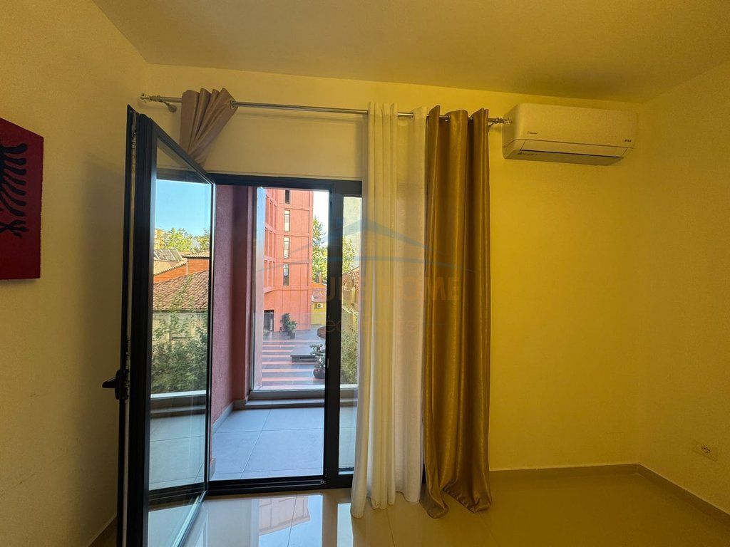 Qera, Ambient, Galeria Roma, Rruga e Kavajës, Tiranë.