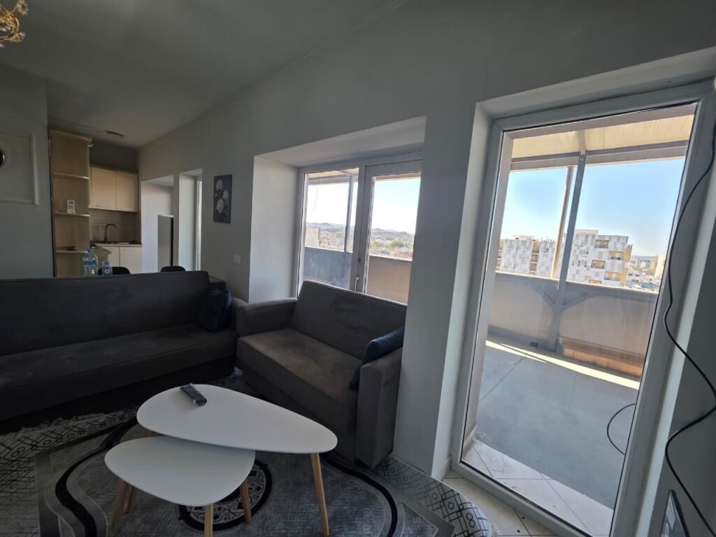 Jepet me Qera Apartament 1+1 + Verandë  📍 Sheshi Shqiponja