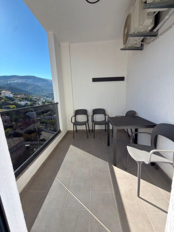 APARTAMENT 1+1 ME QERA – LUNGOMARE, VLORË