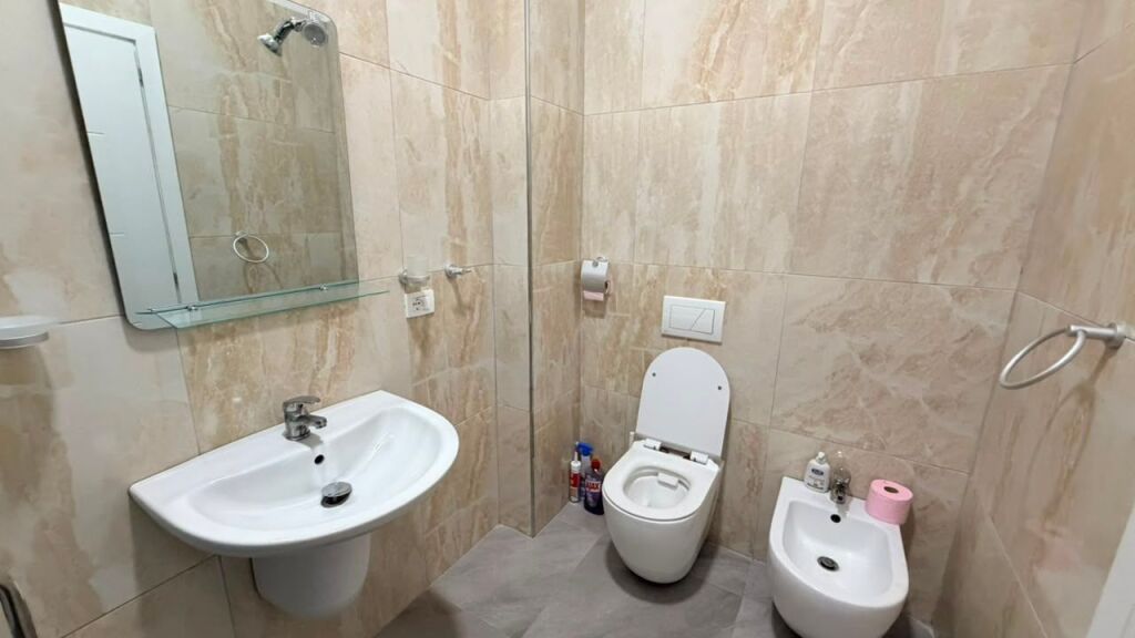 Shitet Apartamenti 2+1+2 ,rruga Peti Liqeni i Thate (prane Hotel Sokrat) 258.000 €