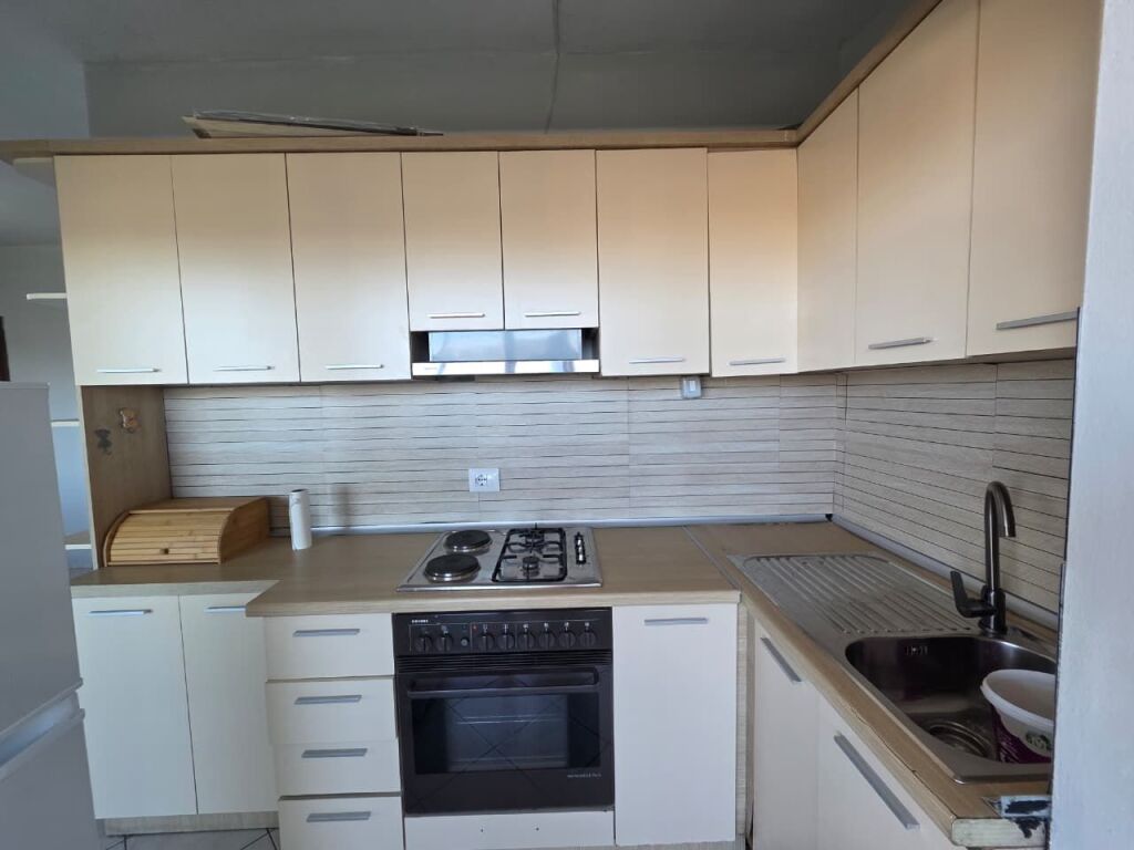 Jepet me Qera Apartament 1+1 + Verandë  📍 Sheshi Shqiponja