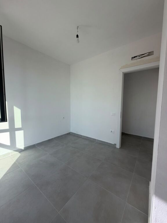 📍 Farmacia 10, Rruga Omer Nishani,Jepet me qira apartament 2+1+2,bosh 70,000 Lekë NETO