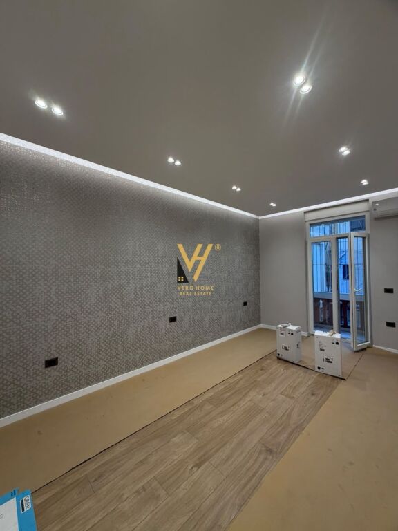 JEPET ZYRE 70 M2 ME QIRA TE ISH EKSPOZITA 80.000 LEKE