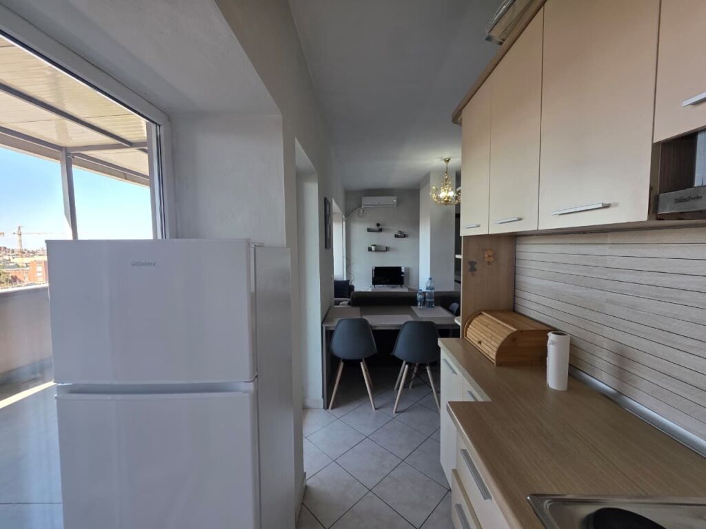 Jepet me Qera Apartament 1+1 + Verandë  📍 Sheshi Shqiponja