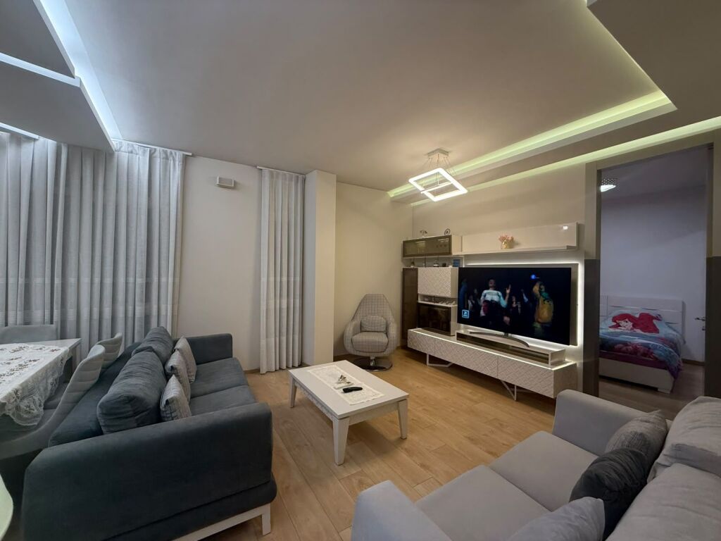 Appartamento 2+1+2 in vendita a Komuna e Parisit, vicino al Complesso Kika   