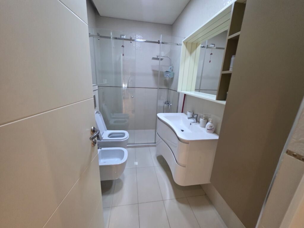 2+1,kat 5 ashensore,ring center zogu i zi,1000 euro