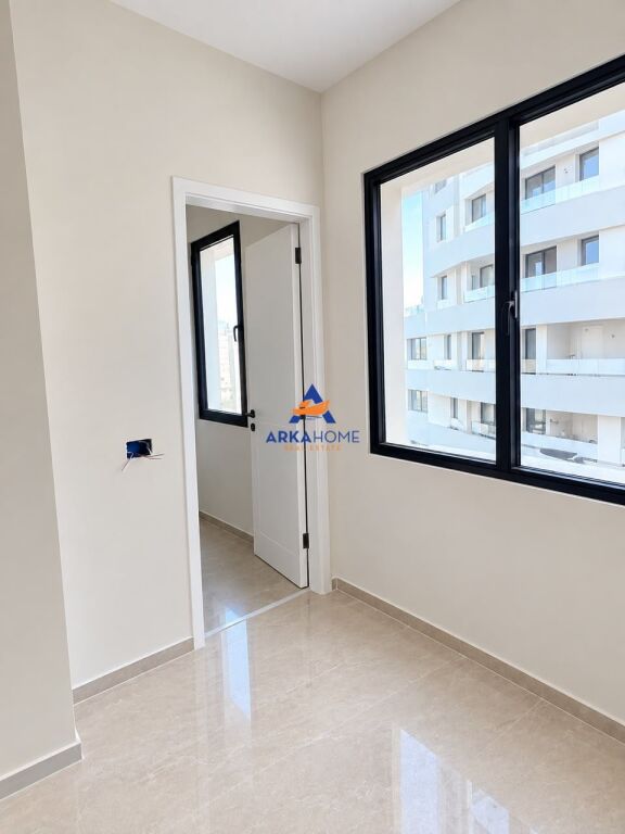 JEPET AMBIENT PER ZYRA ME QERA 120 M2 'VASIL SHANTO" 1500 EURO