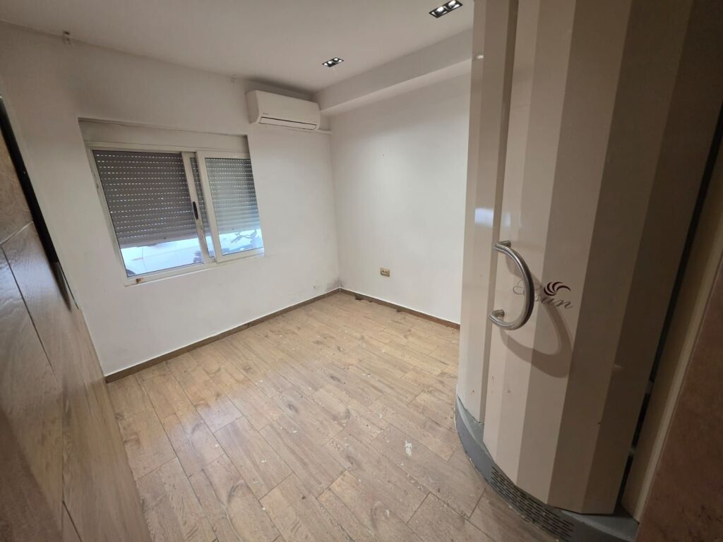 vendesi appartamento 3+1+3 bagni primo piano palazzo esistente 100 m2 indirizzo Petro Nini