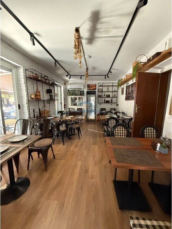 Shitet, Biznesi Bar- Restorant , Rruga Frederik Shiroka, Tiranë