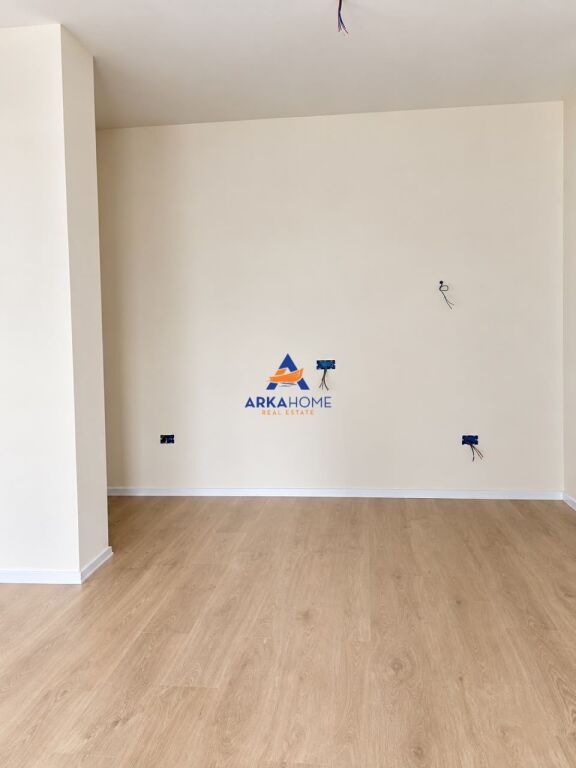 JEPET AMBIENT PER ZYRA ME QERA 120 M2 'VASIL SHANTO" 1500 EURO