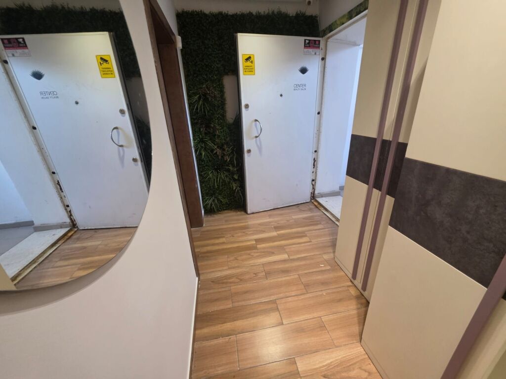 vendesi appartamento 3+1+3 bagni primo piano palazzo esistente 100 m2 indirizzo Petro Nini