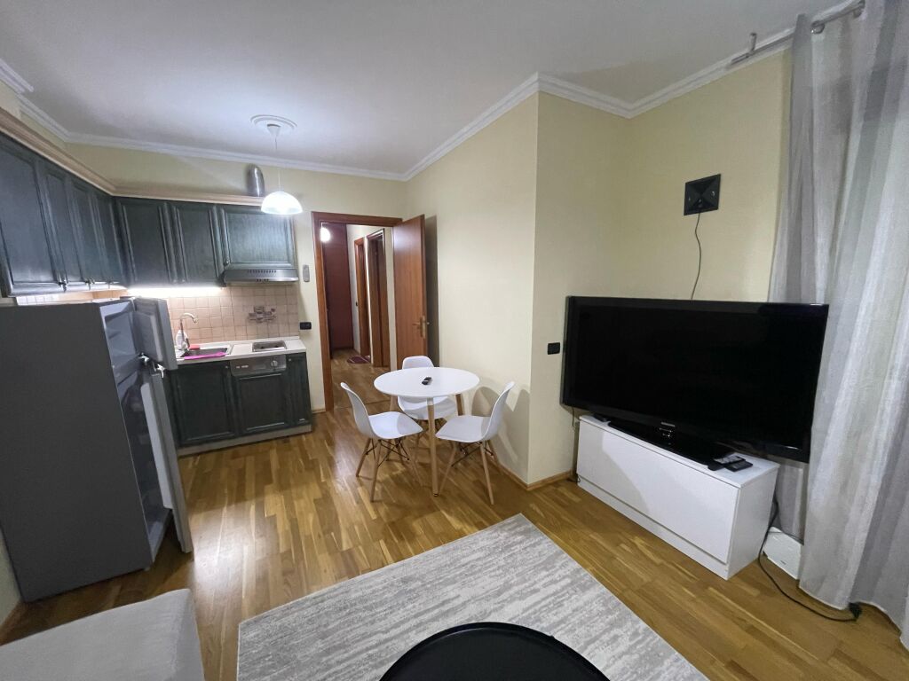 Affittasi appartamento 1+1 in affitto in via Myslym Shyri, presso la Direzione della Polizia! 700 mila lek!
