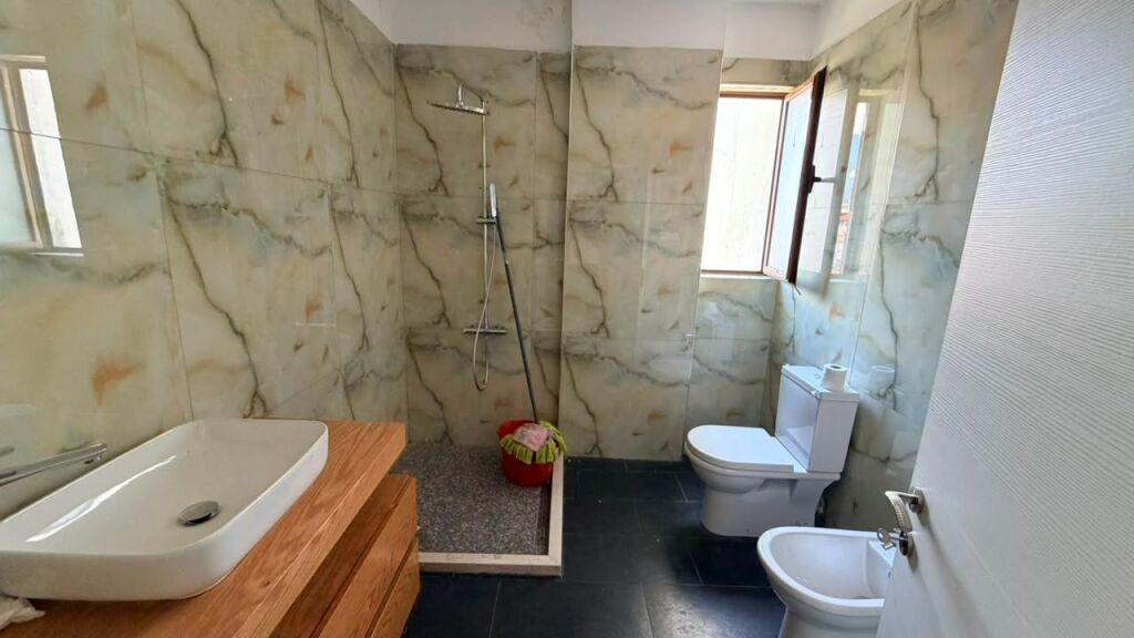 Shitet apartament 2+1 tek Rruga Ali Demi , prane Kompleksit Grand  ! 165k euro !