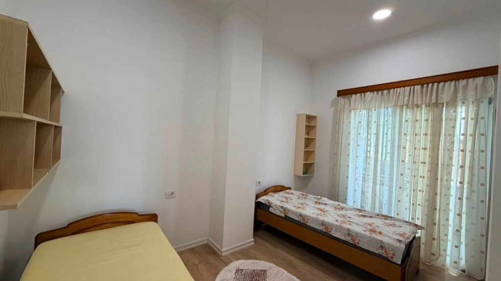 Shitet Apartamenti 2+1+2 ,rruga Peti Liqeni i Thate (prane Hotel Sokrat) 258.000 €