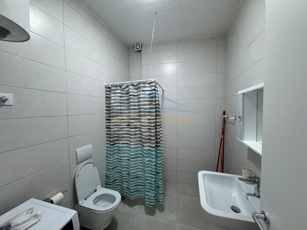 Qera, Ambient, Galeria Roma, Rruga e Kavajës, Tiranë.