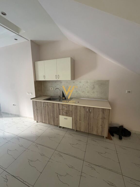 JEPET AMBIENT BIZNESI 80 M2 ME QERA NE QENDER 100.000 LEKE