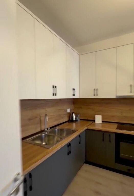 Jepet apartament 1+1+Post Parkimi me qira tek Pazari i Ri   