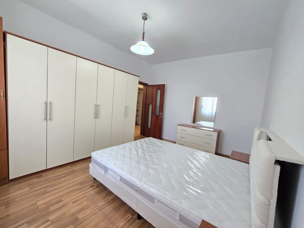 Shitet - Apartament 1+1 tek Shkolla Bashkuar