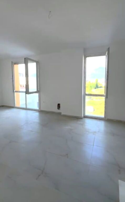 Ne zonen e Rruges Jordan Misja jepet me qera apartament 2+1+2, bosh 65,000Leke