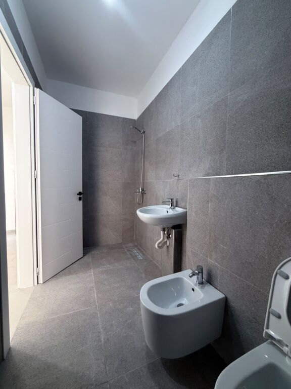 📍 Farmacia 10, Rruga Omer Nishani,Jepet me qira apartament 2+1+2,bosh 70,000 Lekë NETO