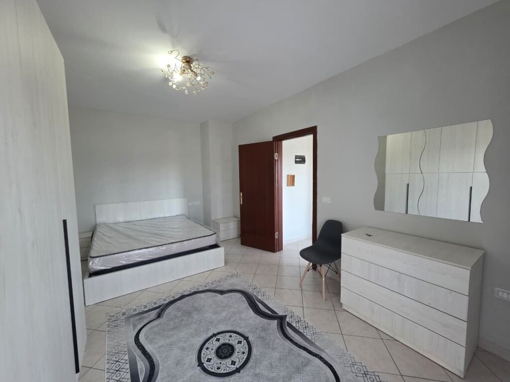 Jepet me Qera Apartament 1+1 + Verandë  📍 Sheshi Shqiponja