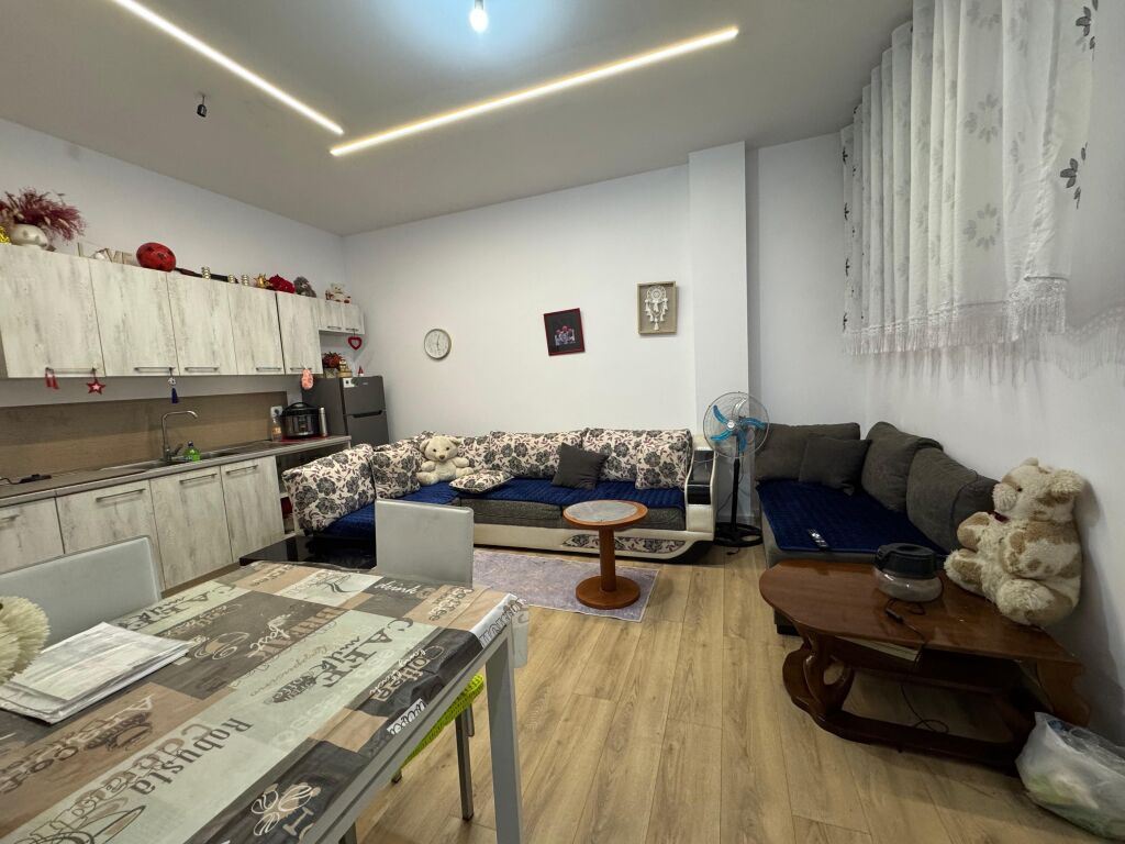 Shitet Apartament 1+1