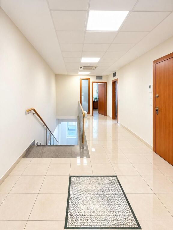 Unità di servizio Premium in vendita – 898 m² Spazio utilizzabile + 6 garage | Investimento istituzionale