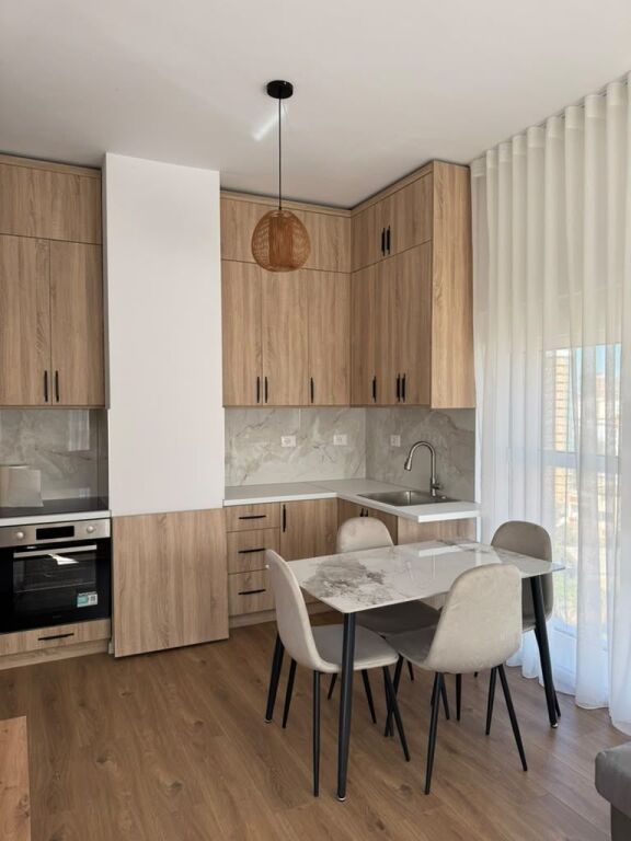 🏢Nella zona di Ali Demi, Rezidenca Kadiu affitta un appartamento 1+1, appena arredato. 500 Euro   