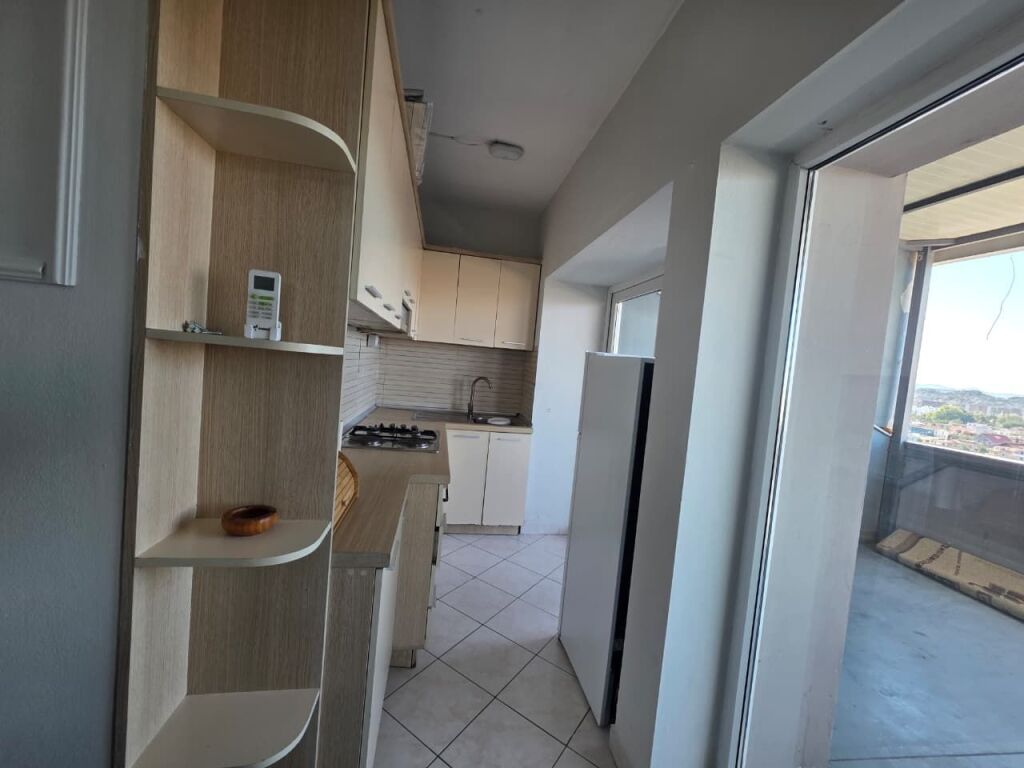 Jepet me Qera Apartament 1+1 + Verandë  📍 Sheshi Shqiponja