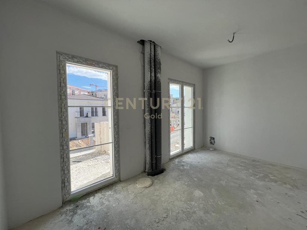 WE SELL INDIVIDUAL VILLA – ROLLING HILLS LAKE !!