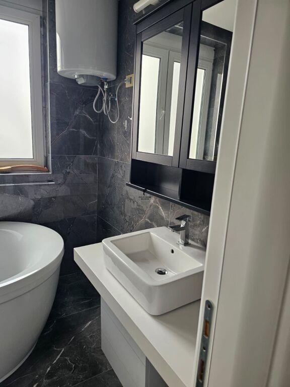 APARTAMENT ME QERA 3+1+3+POST PARKIMI KODRA E DIELLIT 120.000 LEKE FH-95380