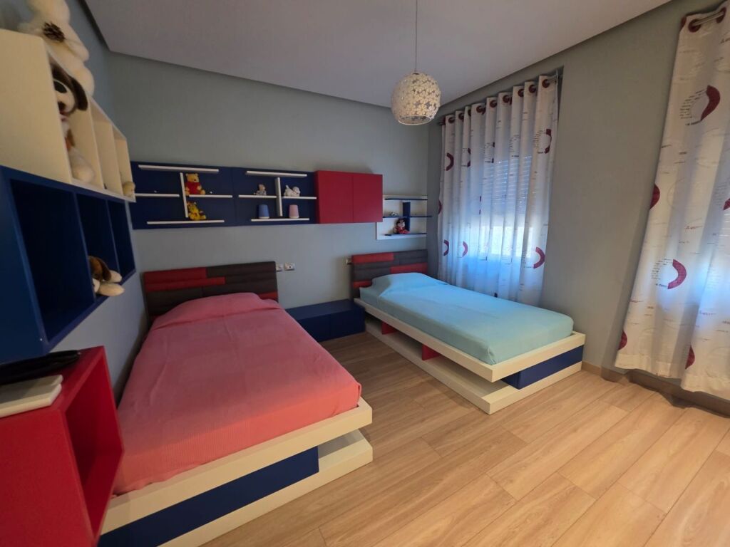 2+1,kat 5 ashensore,ring center zogu i zi,1000 euro