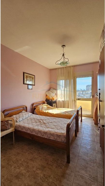 Shitet, Apartament 3+1+2, Stacioni Trenit, Durrës