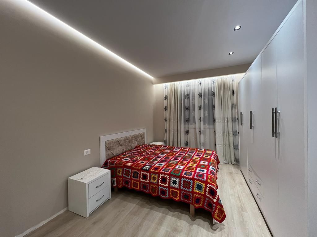 2+1 Me Qera, Grand Gallery, Yzberisht, Mobilim i Mire
