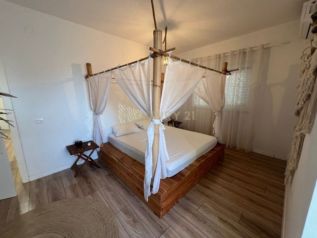 Apartment for sale 240,000 €