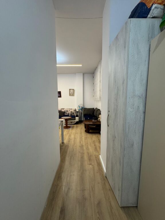Shitet Apartament 1+1