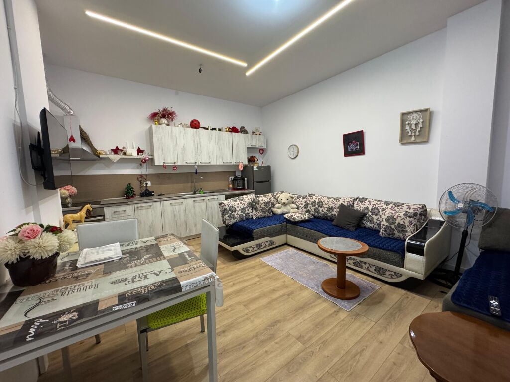 Shitet Apartament 1+1