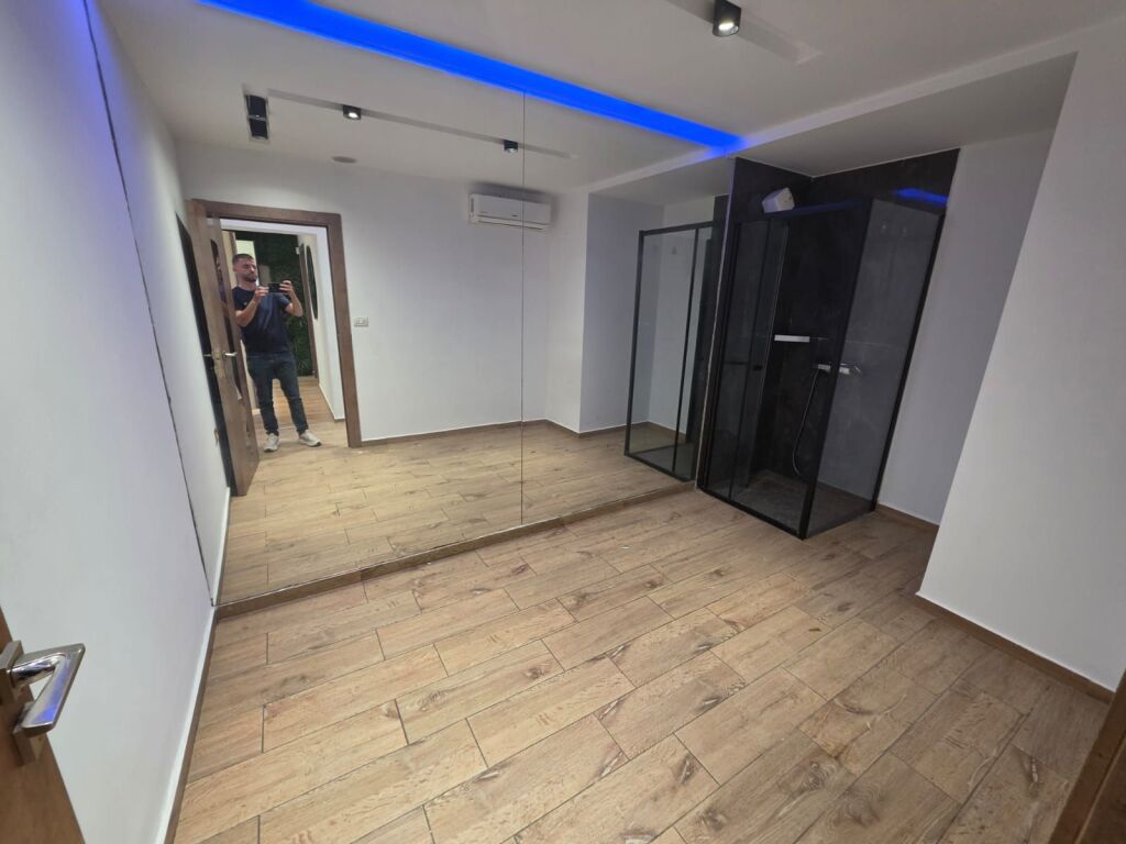 vendesi appartamento 3+1+3 bagni primo piano palazzo esistente 100 m2 indirizzo Petro Nini