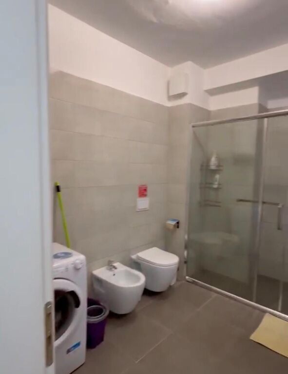 Jepet apartament 1+1+Post Parkimi me qira tek Pazari i Ri   