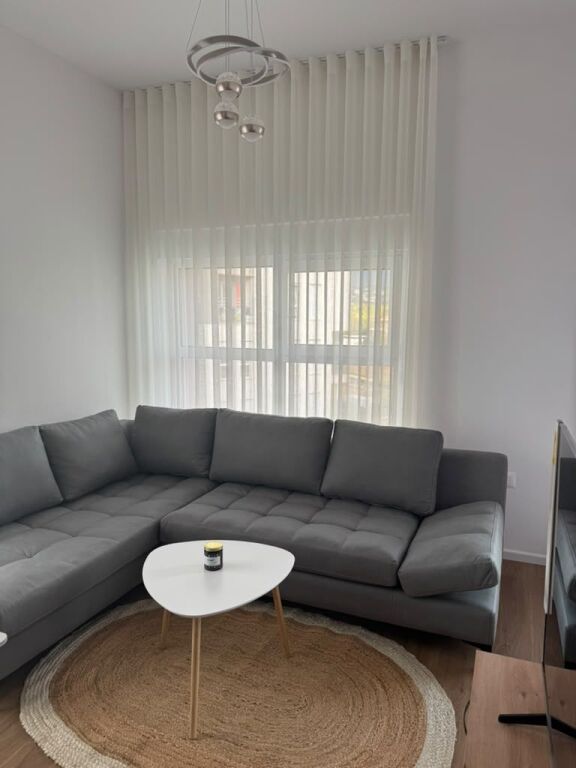 🏢Nella zona di Ali Demi, Rezidenca Kadiu affitta un appartamento 1+1, appena arredato. 500 Euro   