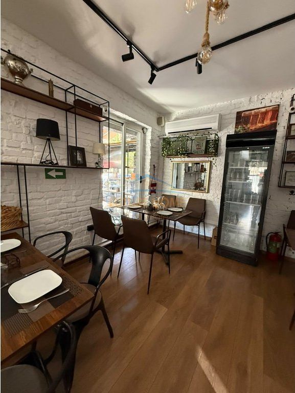 Shitet, Biznesi Bar- Restorant , Rruga Frederik Shiroka, Tiranë