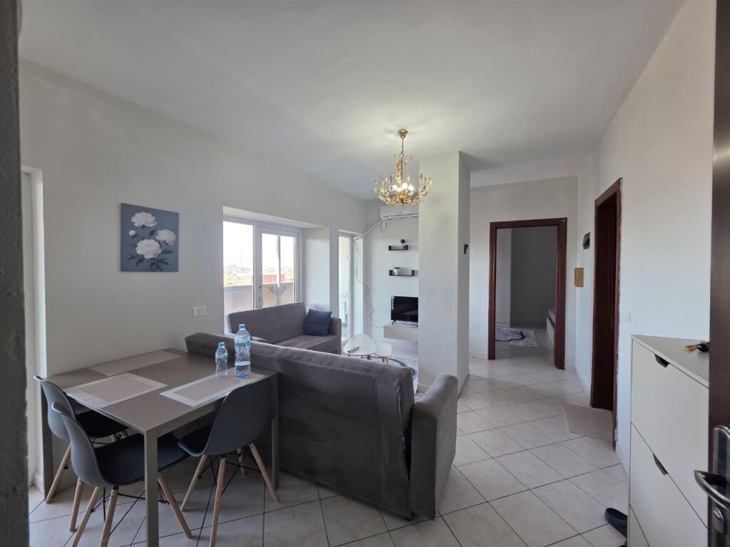 Jepet me Qera Apartament 1+1 + Verandë  📍 Sheshi Shqiponja