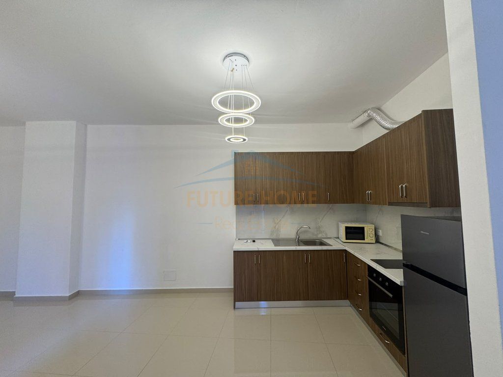 Qera, Ambient, Galeria Roma, Rruga e Kavajës, Tiranë.