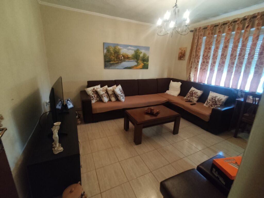 Shitet apartament 1+1 ne Rrugen e Dibres prane Shkolles se Bashkuar ID 5700