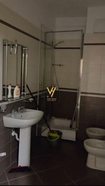 JEPET APARTAMENT 2+1+2+BLK ME QIRA TE RRUGA E KOSOVAREVE 1.200 EURO