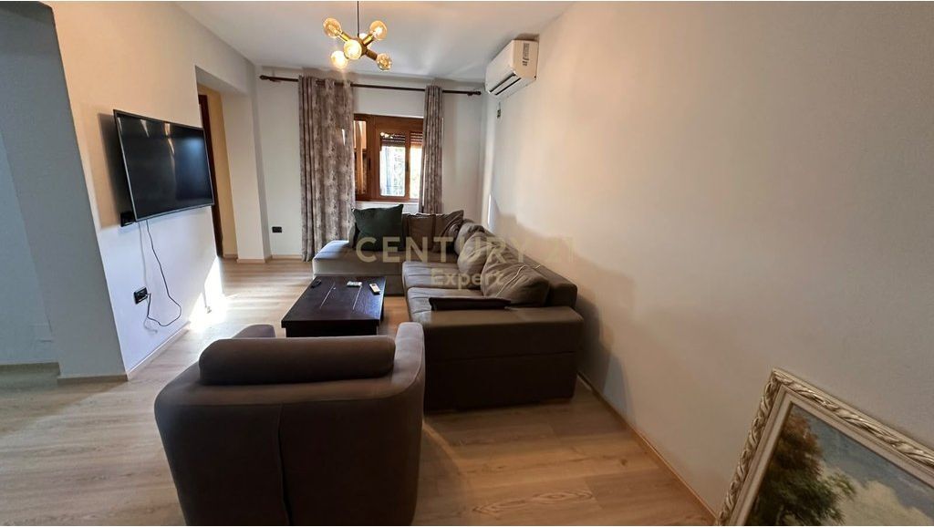 JAPIM ME QIRA APARTAMENT 1+1 TEK RRUGA MINE PEZA