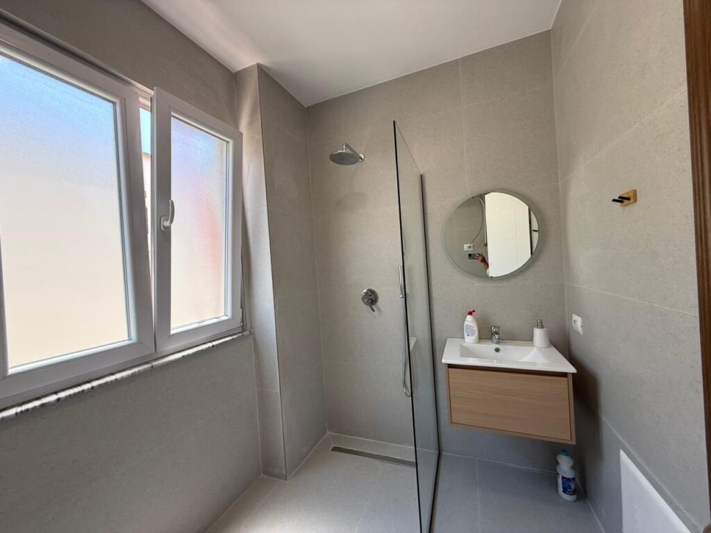 🏢Yzberisht,prane Pasticeri Nela 6 jepet me qera apartament ,2+1,i sapo mobiluar. 56,000Leke(Bruto)   