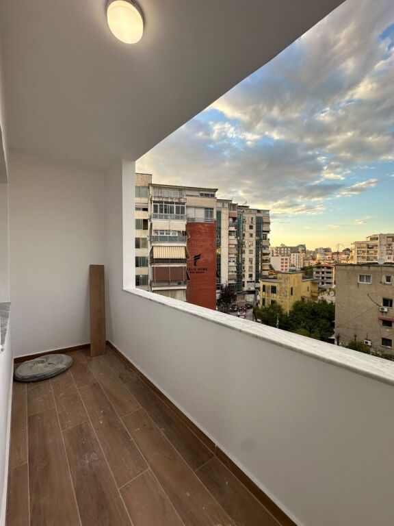 VENDESI APPARTAMENTO 1+1 MERCATO ELETTRICO 12.600.000 LEKE  FH-95413