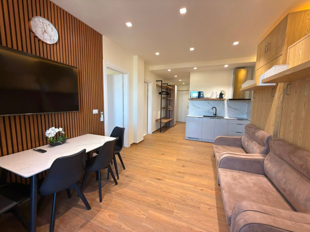 APARTAMENT 1+1 ME QERA – LUNGOMARE, VLORË
